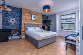 Iconic Mural Penthouse: 2-Bed Serviced Apartment